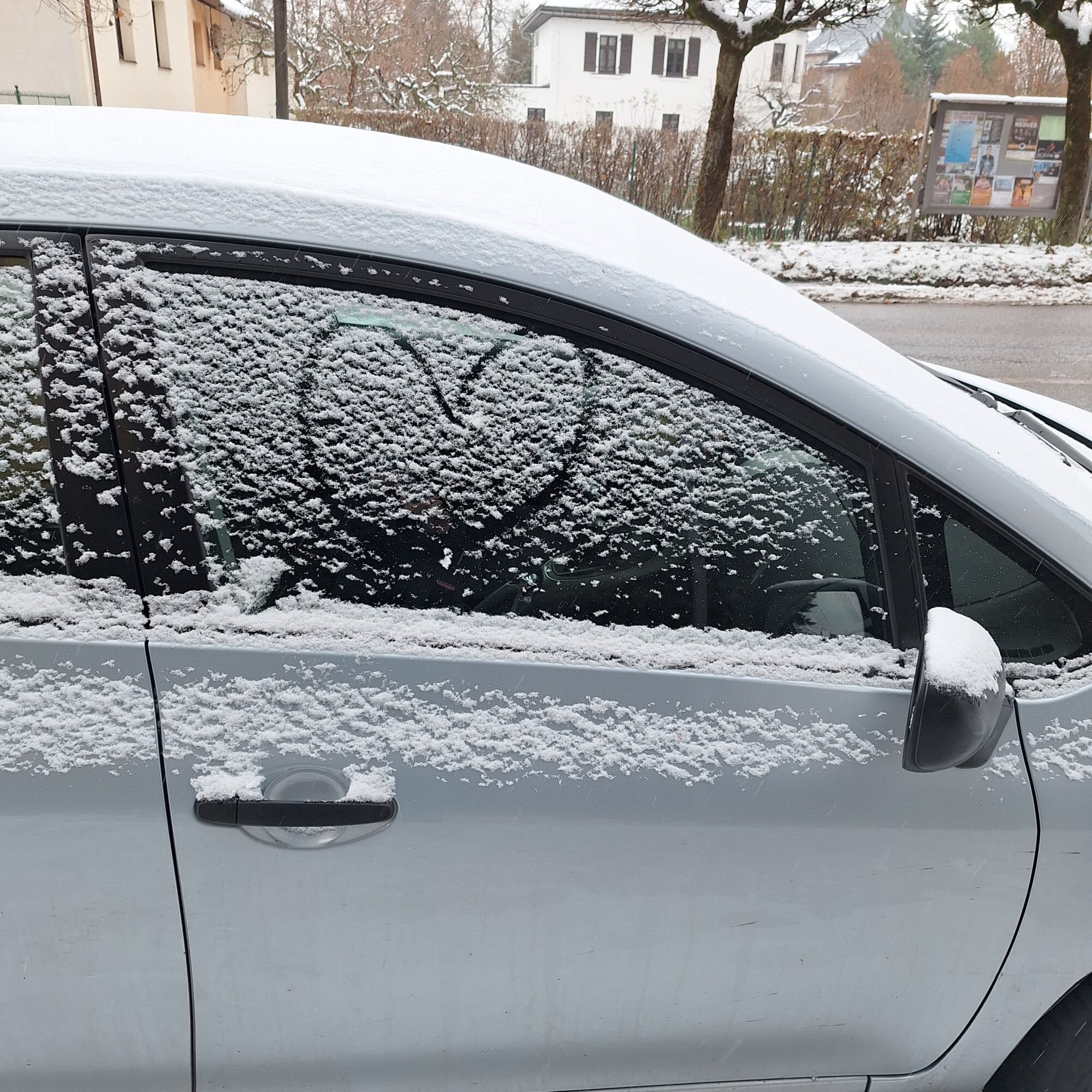 Vzkaz na zasněženém okně auta